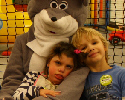 Grudzień - Myszka Norka nie zapomniała o nas. Razem z Markiem bawimy się w Kinderplanecie (fotki od Norki)