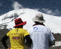 Sierpień - Moi rodzice przed wejściem na Elbrus w koszulkach mojego