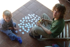 W wolnych chwilach chłopcy grali w karty memo