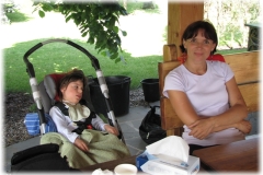 Czerwiec - Z wizytą u wujka Henia w Ustroniu - Nam dziewczynom wystarczył przyjemny cień, tak też można odpoczywać