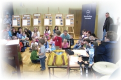 Kwietniowe spotkanie z muzyką. Razem z Myszką Norką poznajemy pianino. Fotografia od Norki