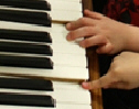 Kwietniowe spotkanie z muzyką. Razem z Myszką Norką poznajemy pianino. Fotografia od Norki