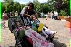 Dzień Dziecka - Dawno nie widziałam się z moją koleżanką Oliwią. Niestety po krótkiej rozmowie - zasnęła. Śpij królewno a ja wrócę na salę i poczekam na prezenty.