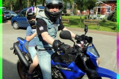 Dzień Dziecka - Marek zakończył zabawę z piskiem opon. Chciał mnie zabrać ze sobą, ale ja stanowczo wolę cztery kółka. No może w niedalekiej przyszłości pomyślę o trzech, ale dwa to stanowczo za mało.