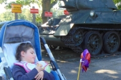 Kołobrzeg Muzeum Oręża Polskiego - Odpoczywam w cieniu czołgu T coś tam.
