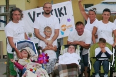 Sianożęty - Ostatnie wspólne zdjęcie z dziećmi i ich rodzinami(fot. Fundacji Venti).